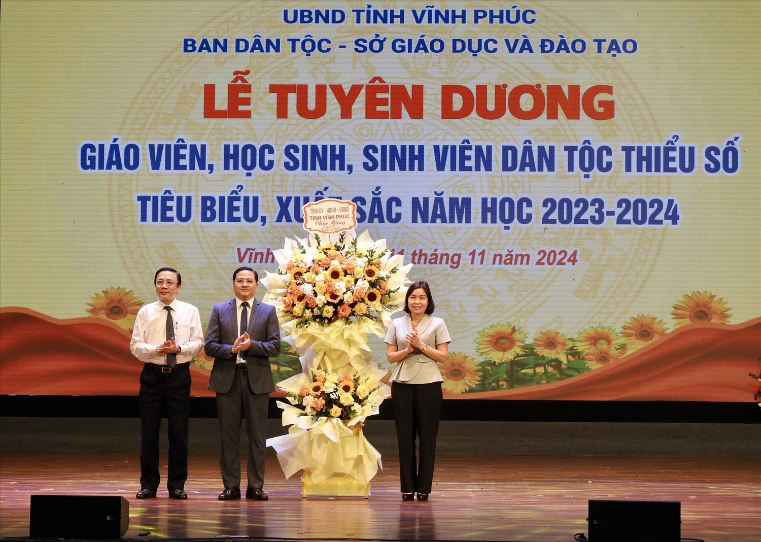 Bà Phùng Thị Kim Nga, Tỉnh ủy viên, Phó chủ tịch UBND tỉnh Vĩnh Phúc tặng hoa chúc mừng Chương trình