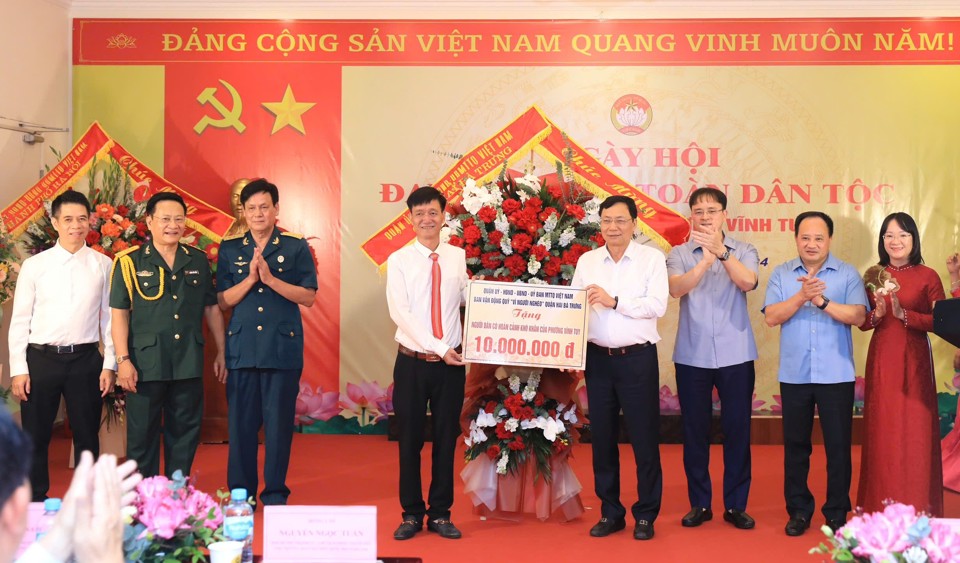 Bí thư Quận ủy Hai Bà Trưng Nguyễn Văn Nam và lãnh đạo quận trao tặng quà cho các hộ gia đình có hoàn cảnh khó khăn của phường Vĩnh Tuy