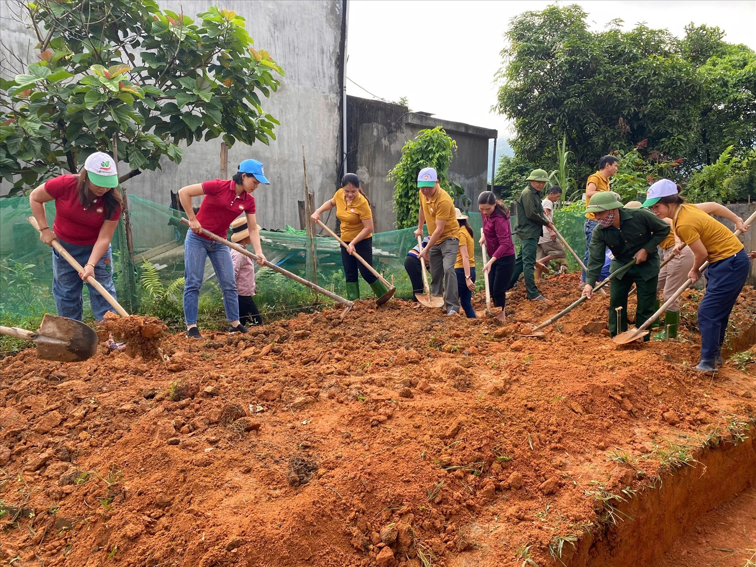 Cán bộ, công chức, viên chức huyện Yên Sơn tham giao lao động "3 cùng" (cùng ăn - cùng ở - cùng làm) giúp hộ nghèo xã Lang Quán (Yên Sơn) đào móng nhà