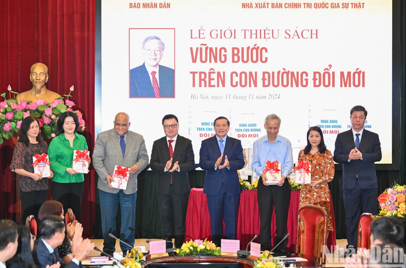 ra mat sach vung buoc tren con duong doi moi cua co tong bi thu nguyen phu trong hinh 3