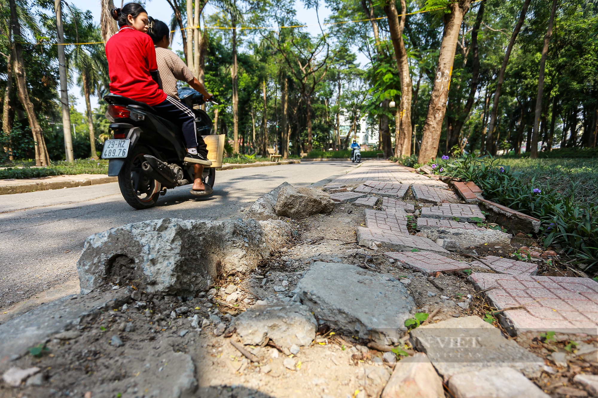 Cảnh nhếch nhác, xuống cấp của công viên Tuổi trẻ Thủ đô trước khi hạ rào - Ảnh 6.