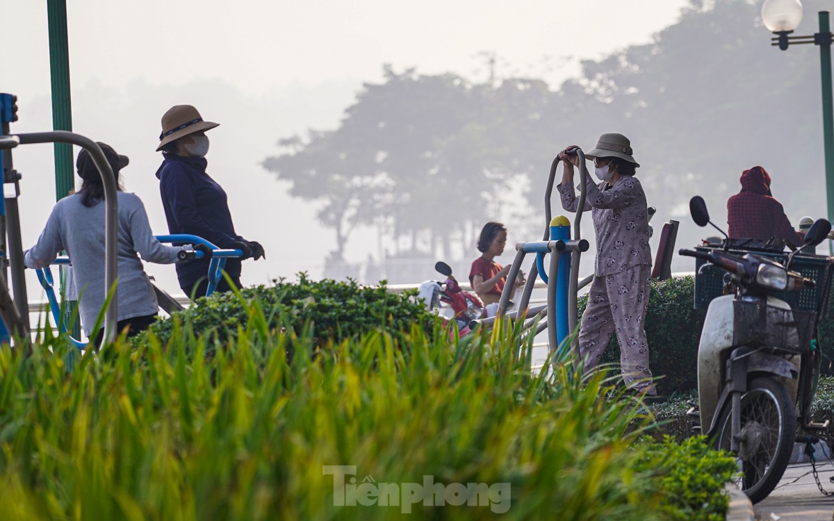 Bầu trời mịt mù, tại Tây Hồ ghi nhận mức ô nhiễm không khí cao ảnh 4