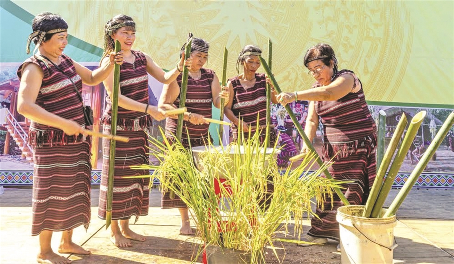 Truyền thống văn hóa tốt đẹp của đồng bào các DTTS trên địa bàn tỉnh Đồng Nai được chú trọng giữ gìn và phát huy (Trong ảnh: Lễ hội Sayangva (mừng lúa mới) của đồng bào dân tộc Chơ Ro được tỉnh Đồng Nai lập hồ sơ đề nghị Bộ Văn hóa, Thể thao và Du lịch đưa vào danh mục Di sản văn hóa phi vật thể quốc gia)