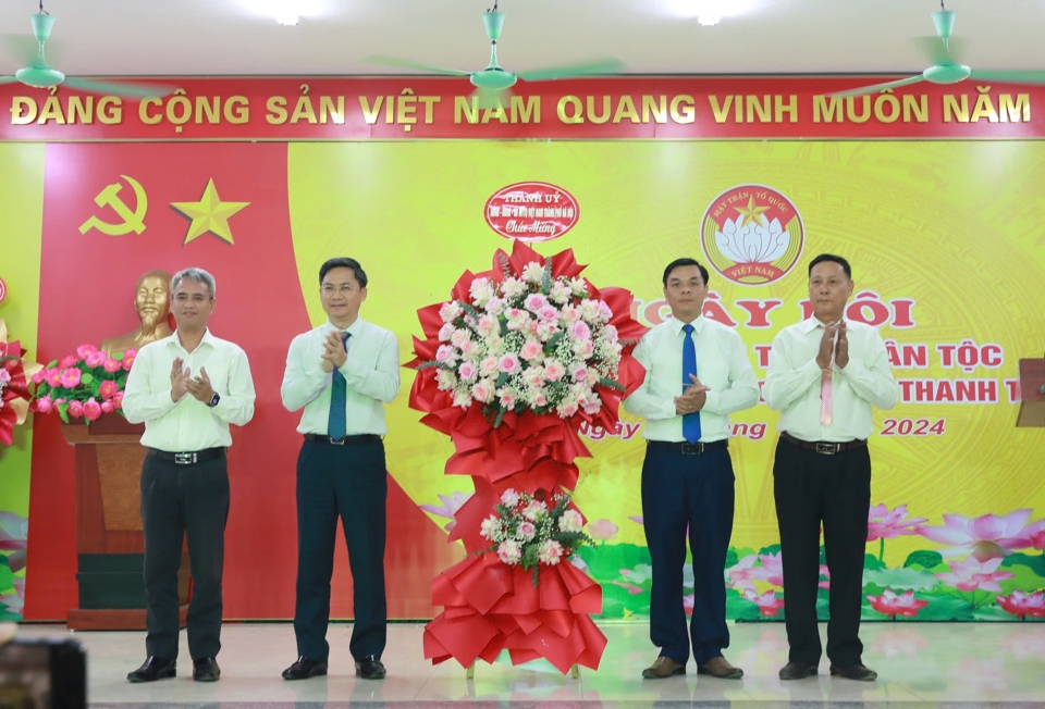 Phó Chủ tịch UBND TP Hà Nội Hà Minh Hải và đại diện Ủy ban MTTQ  TP Hà Nội tặng lẵng hoa chúc mừng Ngày hội Đại đoàn kết tại Thôn 1, xã Vạn Phúc.