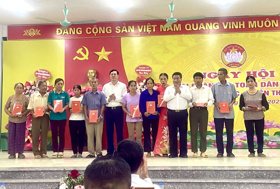 Lãnh đạo huyện Thanh Trì tặng quà cho các hộ cận nghèo có nhiều cố gắng vươn lên thoát cận nghèo.