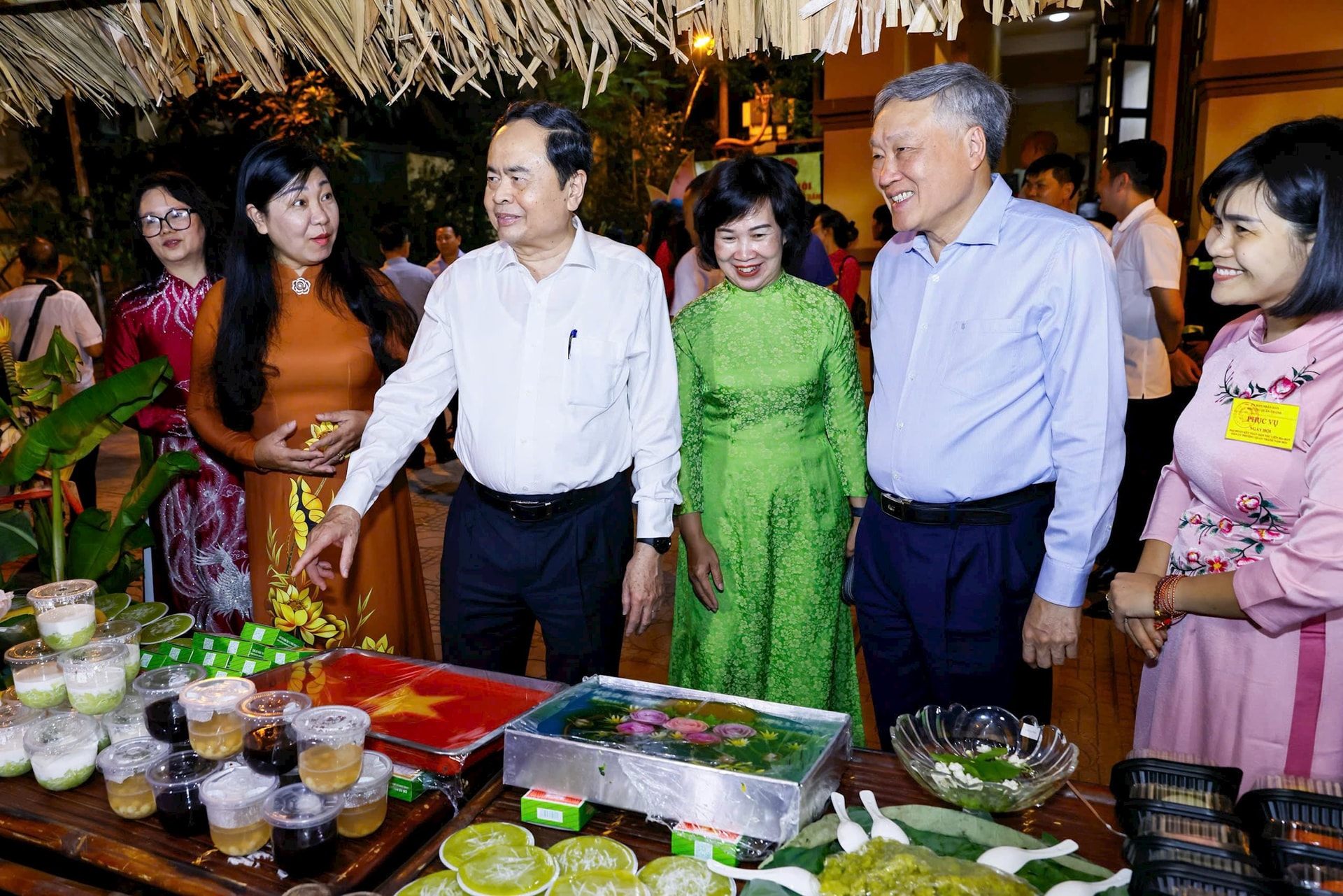 Chủ tịch Quốc hội Trần Thanh Mẫn và các đại biểu tham quan các gian hàng trưng bày tại Ngày hội. Ảnh: Quang Vinh