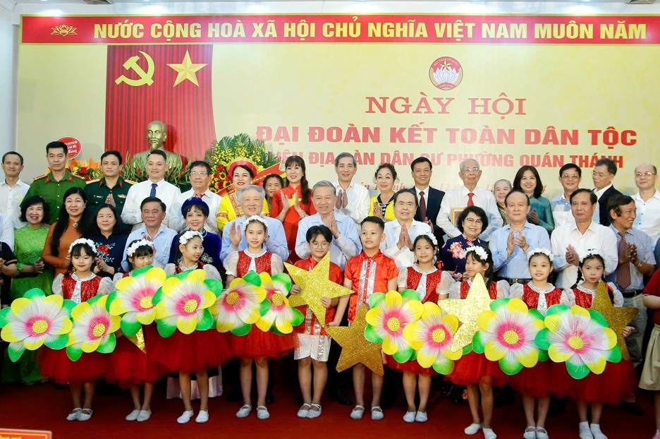 Lãnh đạo Đảng, Nhà nước và TP Hà Nội chụp ảnh lưu niệm với cán bộ, Nhân dân phường Quán Thánh, quận Ba Đình. 