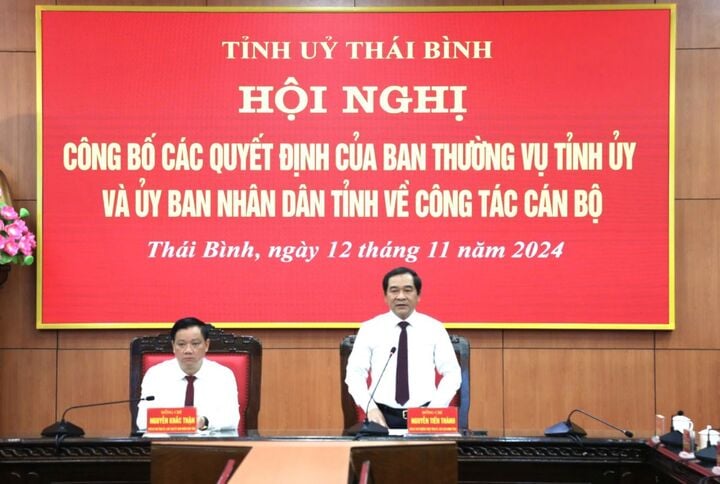 Ông Nguyễn Tiến Thành - Phó Bí thư thường trực Tỉnh ủy, Chủ tịch HĐND tỉnh phát biểu giao nhiệm vụ cho các cán bộ vừa được điều động, bổ nhiệm.