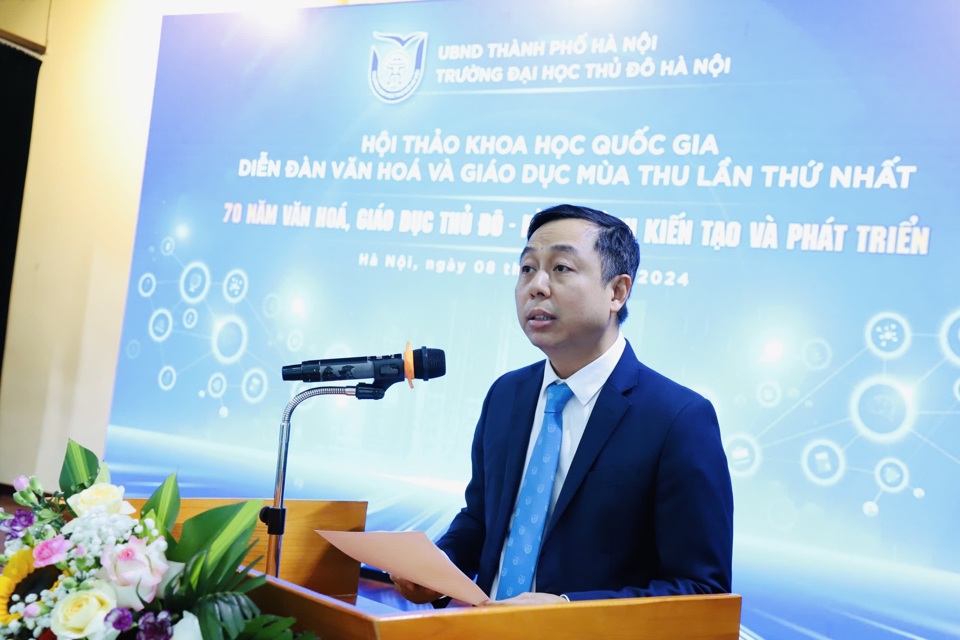 TS Đỗ Hồng Cường – Hiệu trưởng Trường Đại học Thủ đô Hà Nội phát biểu đề dẫn tại hội thảo.