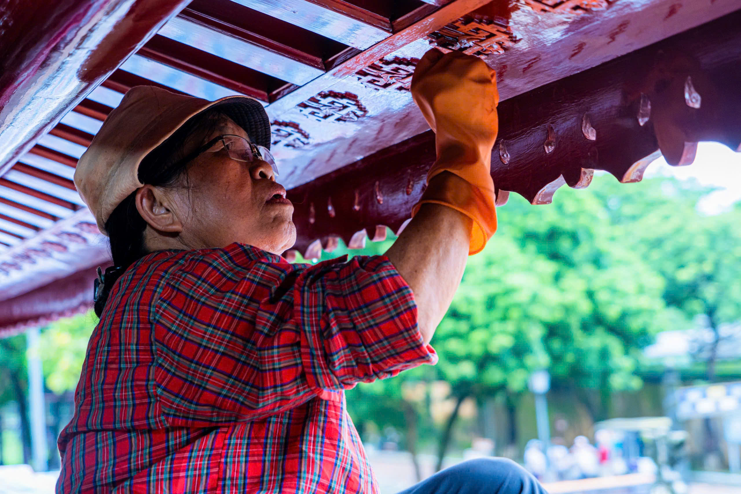 Cận cảnh công đoạn sơn son thếp vàng điện Thái Hòa trước ngày khánh thành- Ảnh 7.