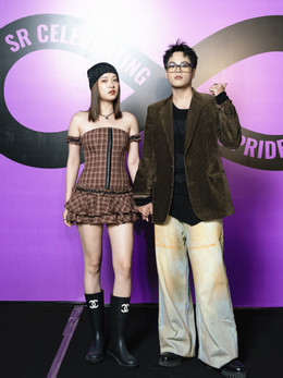 8. گلوکار JayKii Truong Hoang Mai Anh اور اس کے شوہر SR کے ریڈ کارپٹ پر مقامی فخر کا جشن مناتے ہوئے 8.jpg