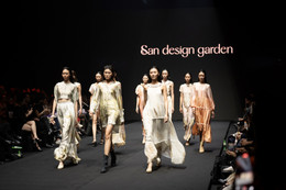 12. SR مقامی فخر کا جشن مناتے ہوئے 8