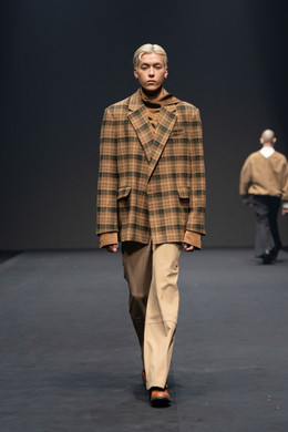 17. دی نیکسٹ جنٹلمین 2024 کے مقابلے ایس آر سیلیبریٹنگ لوکل پرائیڈ 8 شو (1) میں ڈیزائنر فان ڈانگ ہونگ کے کلیکشن کے لیے چل رہے ہیں۔