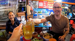 ភ្ញៀវបស្ចិមប្រទេសញ៉ាំប៊ុនបូហាណូយ 1.png