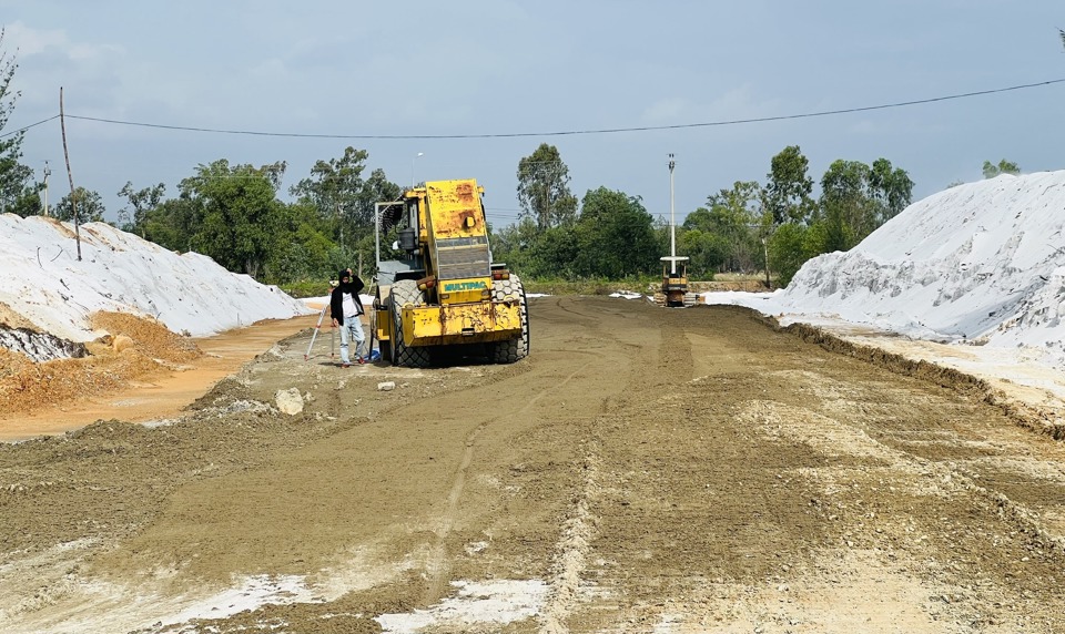 Một vài điểm của dự án có đơn vị thi công nhưng không nhiều. Nhân công và máy móc tương đối thưa, khó đảm bảo khối lượng.