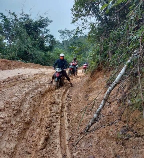 Đường vào cụm dân cư Huôi Máy xã Cắm Muộn vẫn còn rất khó khăn