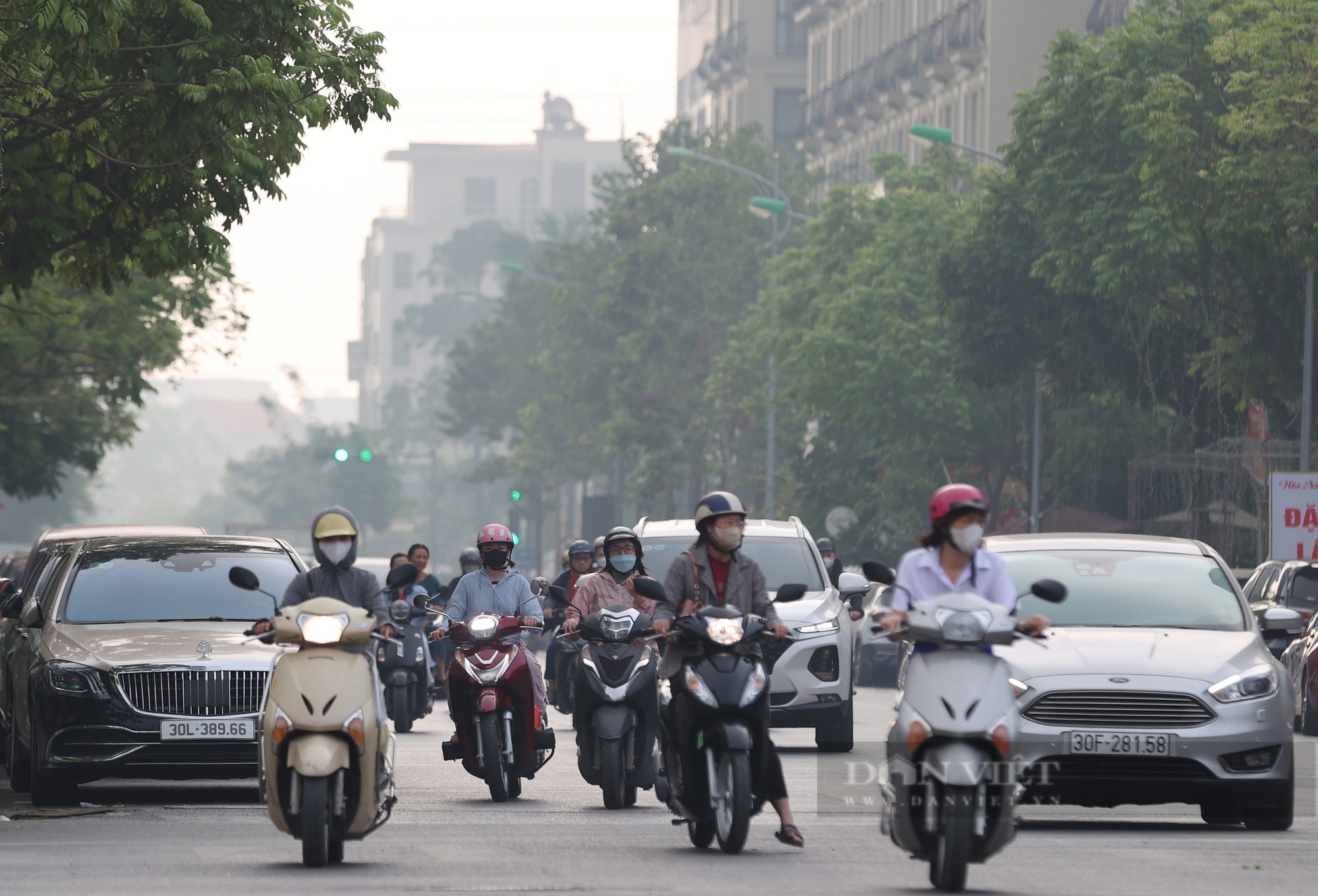 Nhìn từ trên cao, Hà Nội sương mù dày đặc, ô nhiễm bụi mịn nằm trong top thế giới- Ảnh 9.