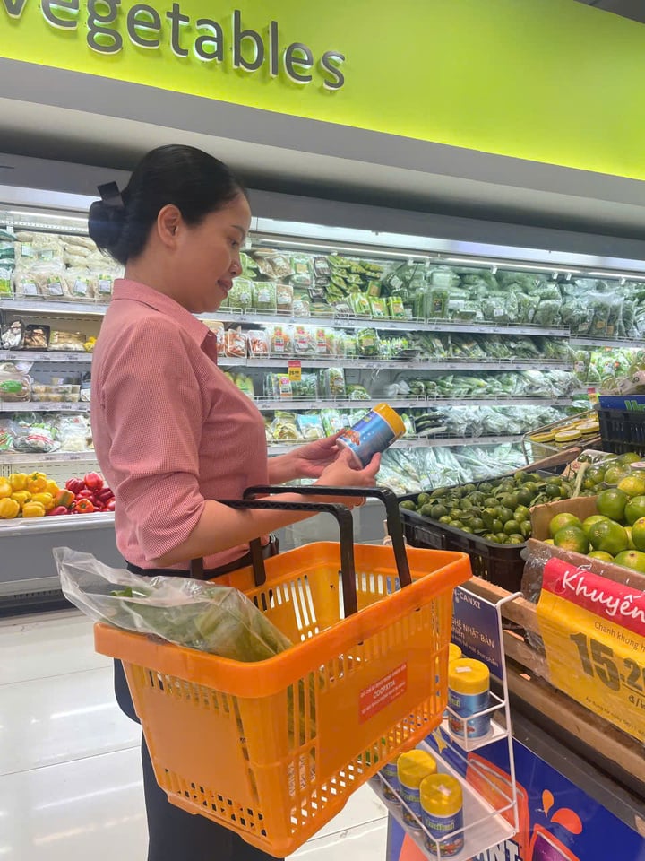 Khách hàng chọn mua sản phẩm bột Umikai tại Hệ thống siêu thị Co.op Xtra và Co.op Mart.