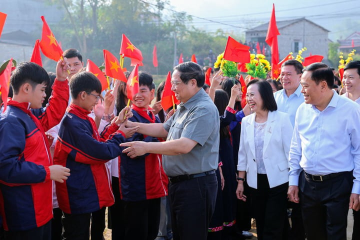 Đông đảo bà con các dân tộc và các cháu thiếu nhi trên địa bàn khu dân cư nhiệt liệt chào đón Thủ tướng và các đại biểu. (Ảnh: VGP/Nhật Bắc)