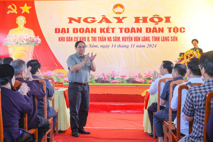 Ngày hội Đại đoàn kết toàn dân tộc diễn ra hàng năm vào dịp kỷ niệm Ngày truyền thống Mặt trận Tổ quốc Việt Nam (18/11), nhằm tôn vinh các giá trị truyền thống tốt đẹp của dân tộc Việt Nam, đồng thời tăng cường tinh thần đoàn kết, gắn bó tình làng, nghĩa xóm trong toàn thể nhân dân. (Ảnh: VGP/Nhật Bắc)