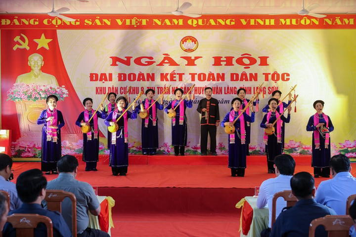 Bà con khu dân cư 8, thị trấn Na Sầm biểu diễn đàn tính trong Ngày hội. (Ảnh: VGP/Nhật Bắc)