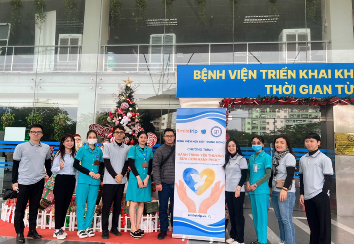 "Hành trình yêu thương - Bữa cơm hạnh phúc" của SmileTrip giúp các bệnh nhân vượt qua thời khắc khó khăn của cuộc đời.