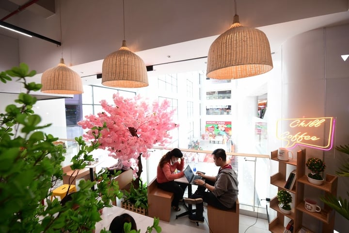 Khu vực cafe sách thư giãn dành cho khách hàng.