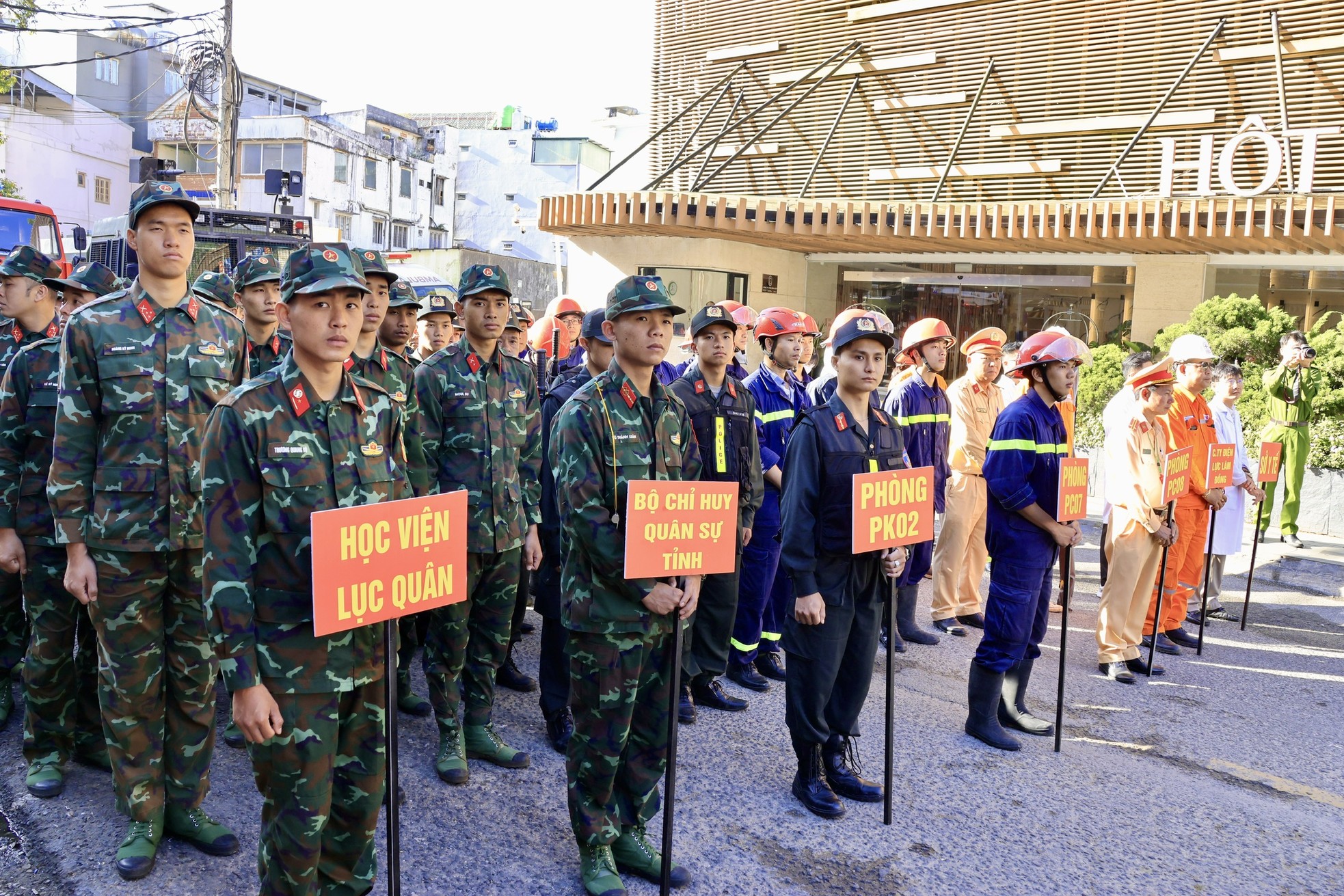 Lực lượng chức năng đu dây cứu người tại một tòa nhà bị cháy ở Đà Lạt ảnh 2