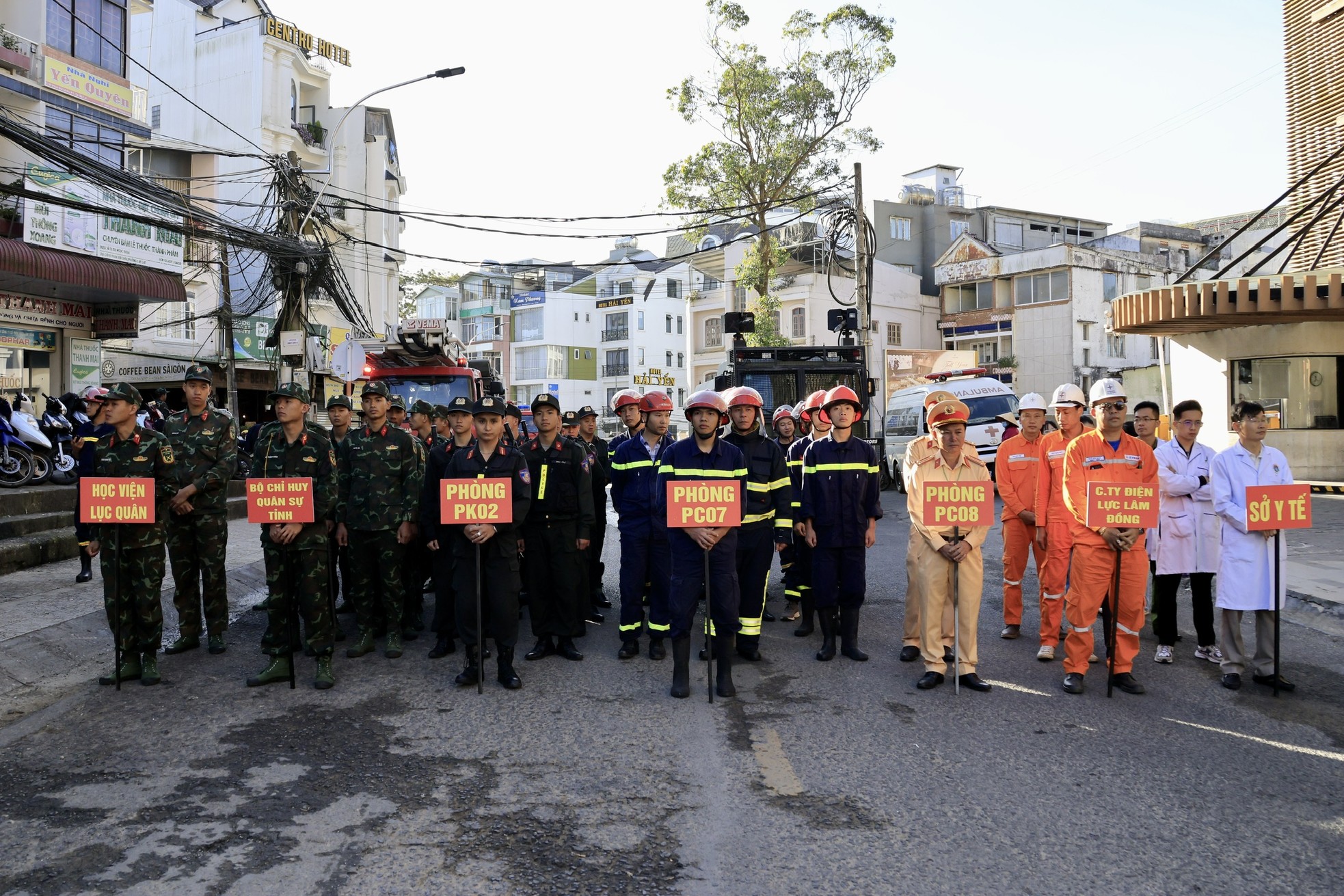 Lực lượng chức năng đu dây cứu người tại một tòa nhà bị cháy ở Đà Lạt ảnh 3