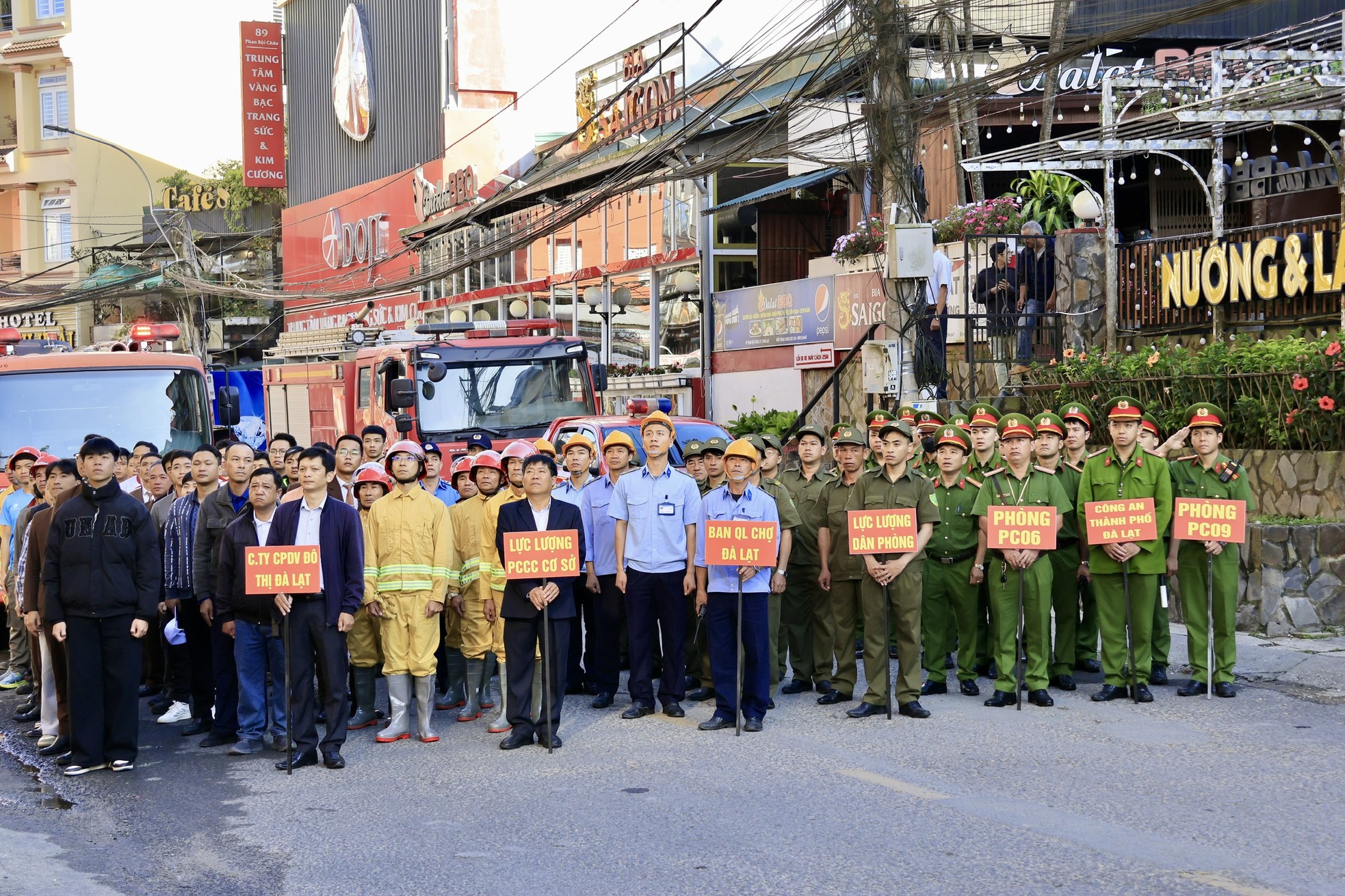 Lực lượng chức năng đu dây cứu người tại một tòa nhà bị cháy ở Đà Lạt ảnh 4