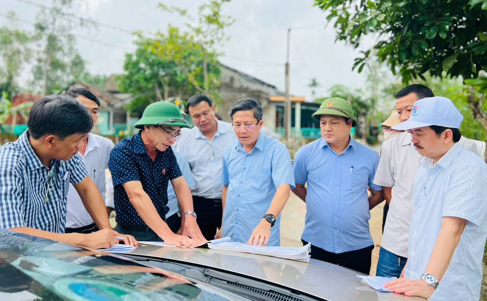 Phó Chủ tịch UBND tỉnh Quảng Nam Trần Nam Hưng đi kiểm tra thực tế dự án và phê bình lãnh đạo huyện Quế Sơn cũng như đơn vị nhà thầu.