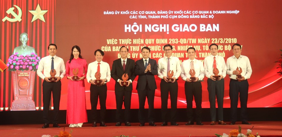 Phó Chủ tịch HĐND TP Hà Nội Phạm Quí Tiên trao quà lưu niệm tới đại diện Đoàn đại biểu các tỉnh, TP