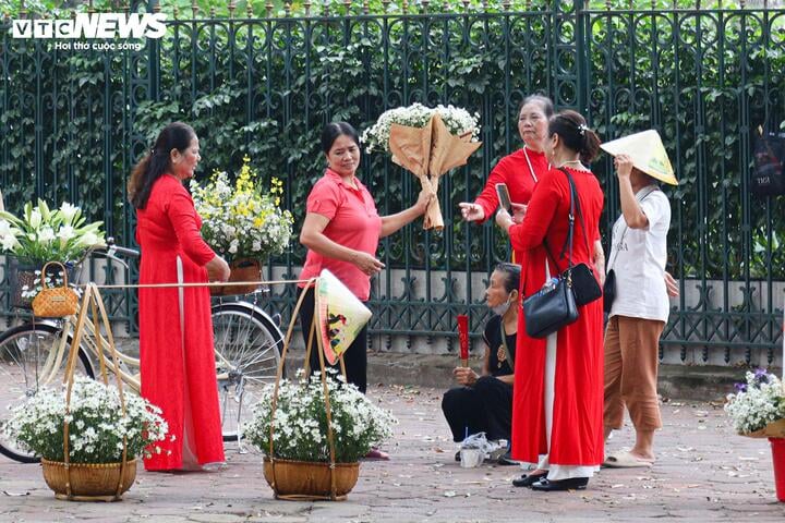 Ngoài bán hoa để bán, nhiều người còn tạo hình những bó hoa cúc hoạ mi thành những mẹt, rổ hoa, gánh hoa để cho khách thuê chụp ảnh, với giá vài chục nghìn đồng một lần thuê.