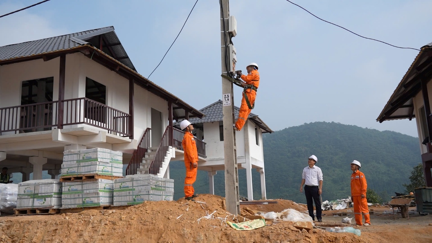 Công nhân điện lực Bảo Yên thực hiện đấu dây sau công tơ