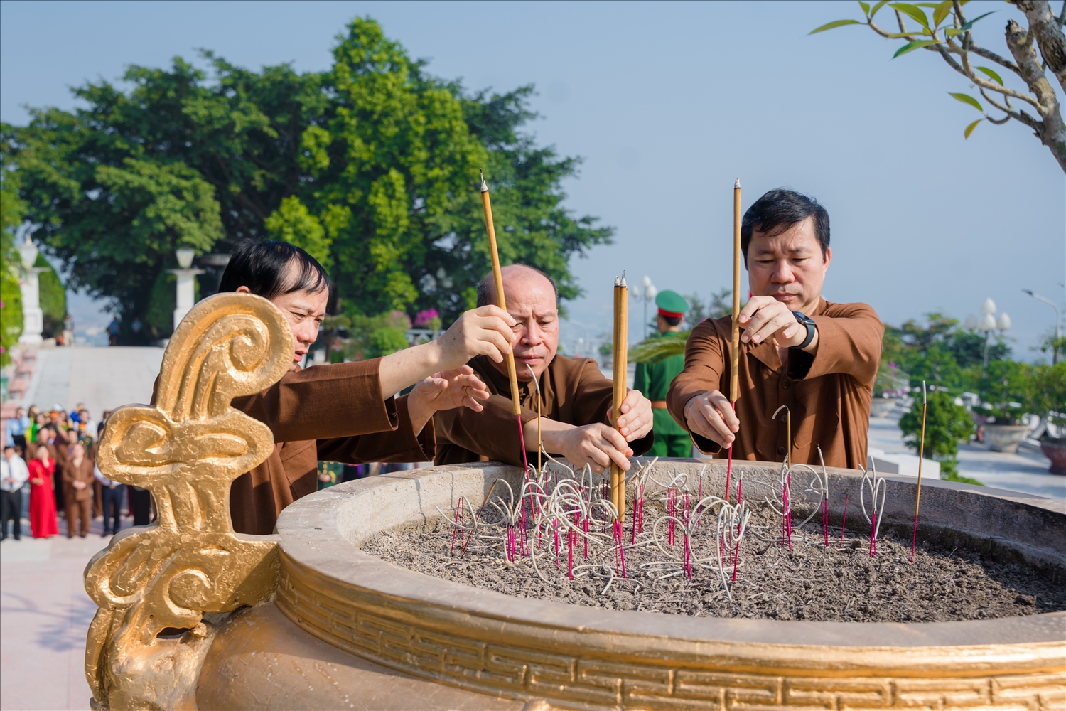 Các lãnh đạo tỉnh Hòa Bình dâng hương Chủ tịch Hồ Chí Minh