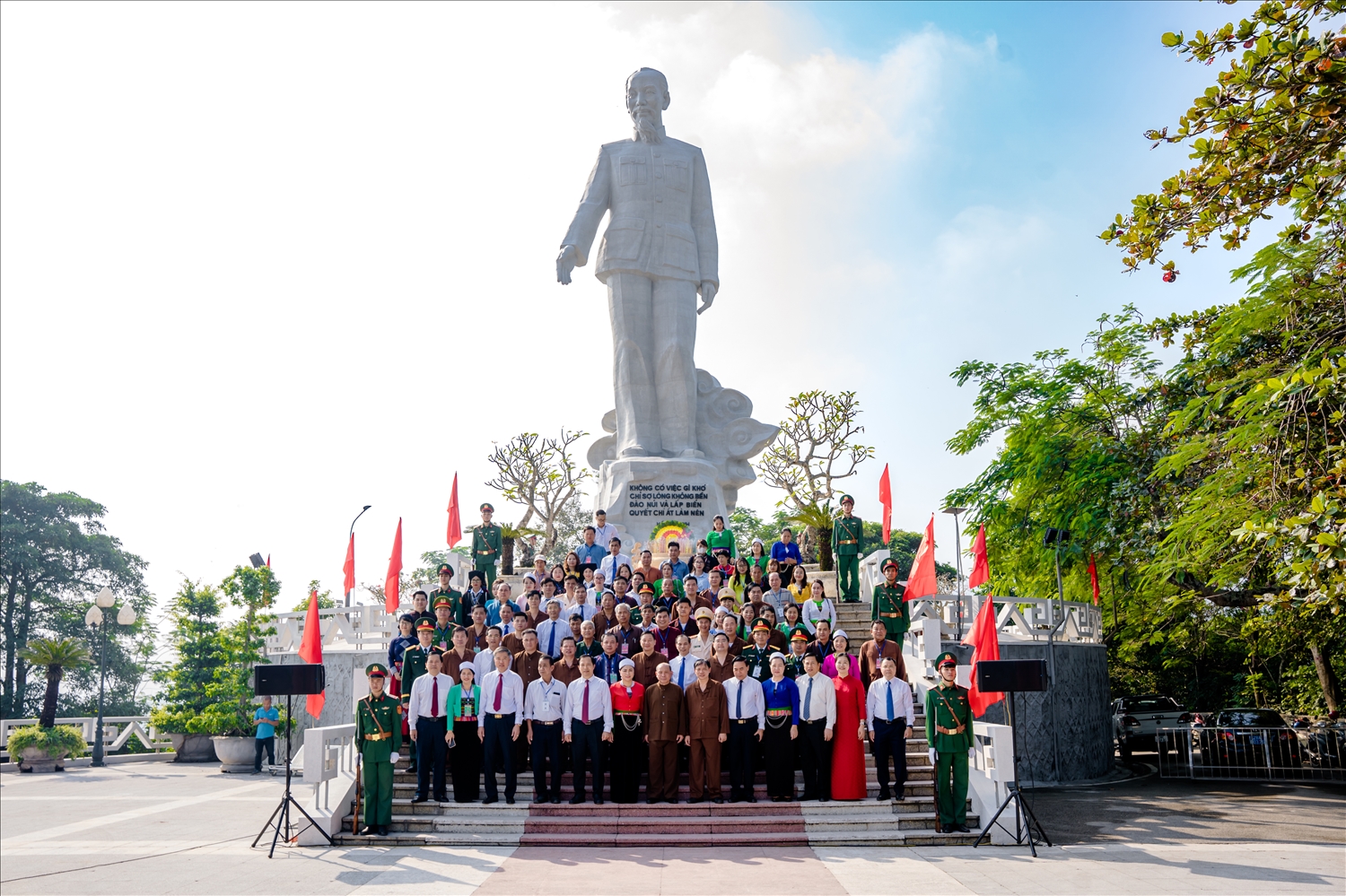 Đoàn đại biểu chụp ảnh lưu niệm dưới tượng đài Hồ Chí Minh