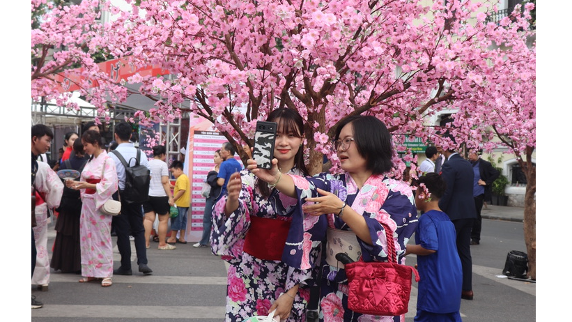 Người dân háo hức thử trang phục Yukata của Nhật Bản