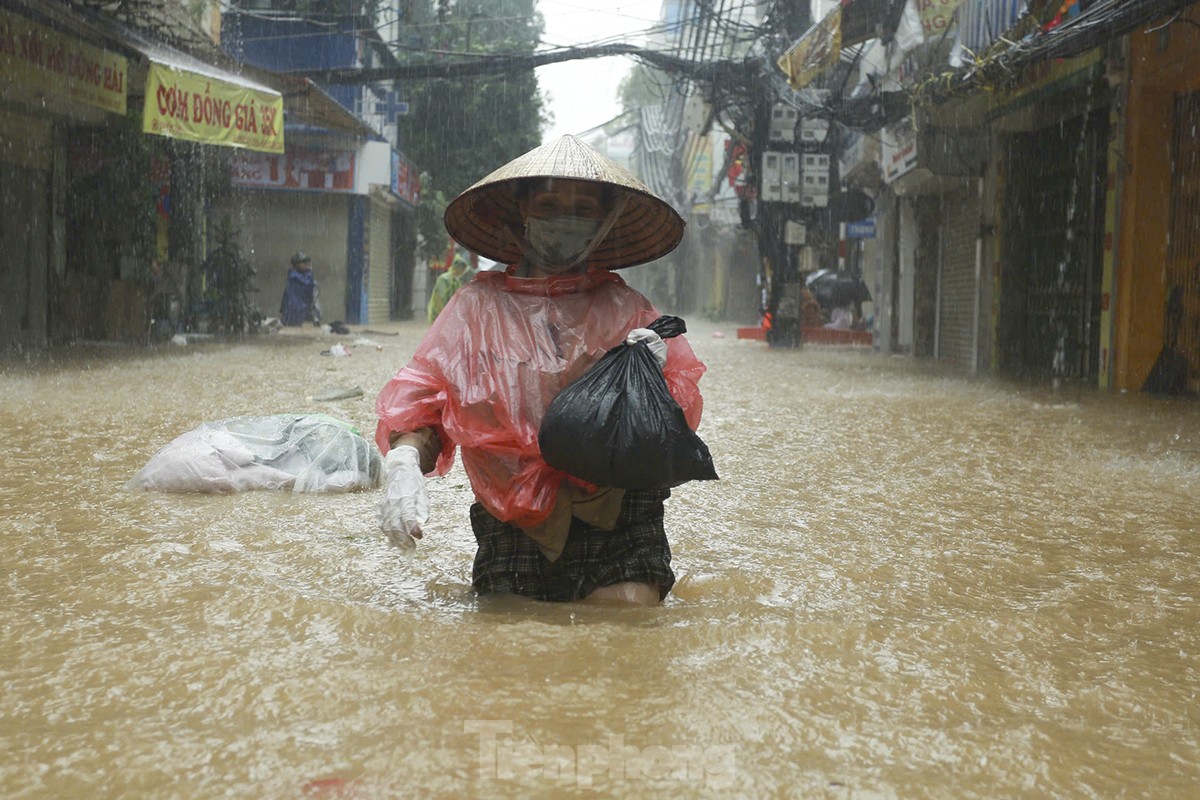 Hà Nội: Nước dâng cao cả mét, người dân dùng thuyền dọn đồ 'chạy lũ' ảnh 3