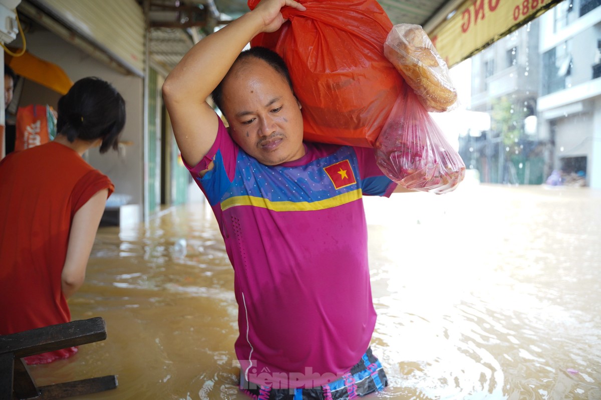 Hà Nội: Nước dâng cao cả mét, người dân dùng thuyền dọn đồ 'chạy lũ' ảnh 6