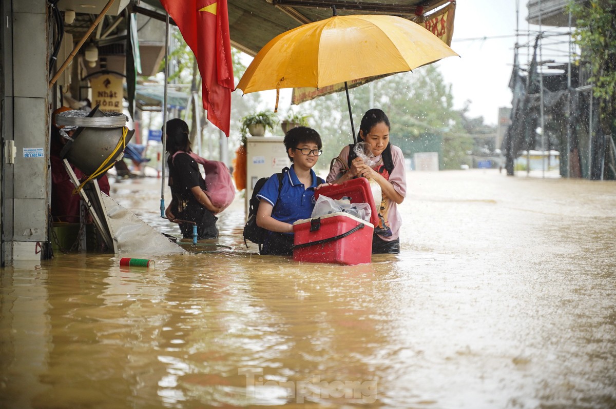 Hà Nội: Nước dâng cao cả mét, người dân dùng thuyền dọn đồ 'chạy lũ' ảnh 7