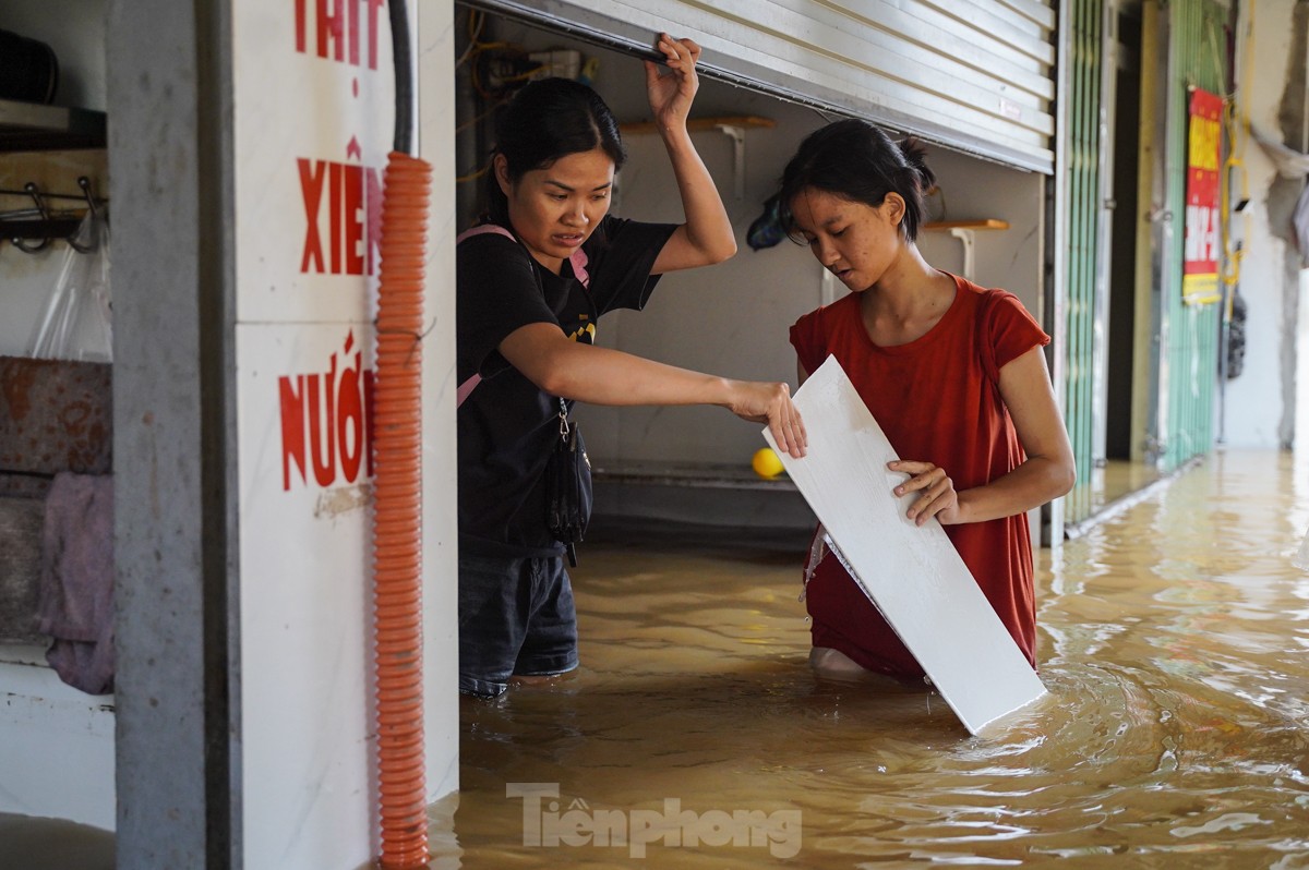 Hà Nội: Nước dâng cao cả mét, người dân dùng thuyền dọn đồ 'chạy lũ' ảnh 10