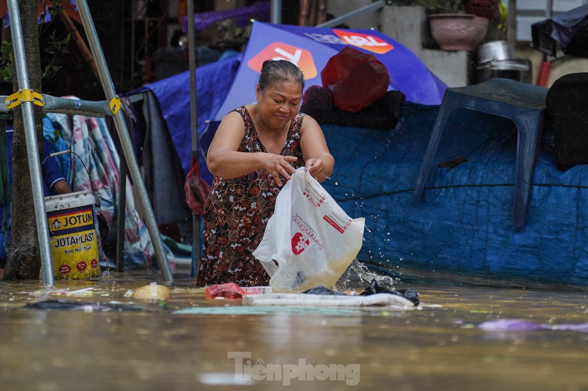 Hà Nội: Nước dâng cao cả mét, người dân dùng thuyền dọn đồ 'chạy lũ' ảnh 13