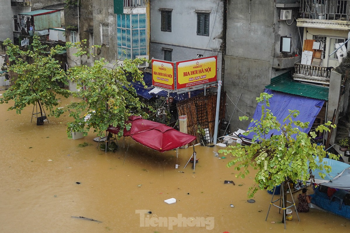 Hà Nội: Nước dâng cao cả mét, người dân dùng thuyền dọn đồ 'chạy lũ' ảnh 16