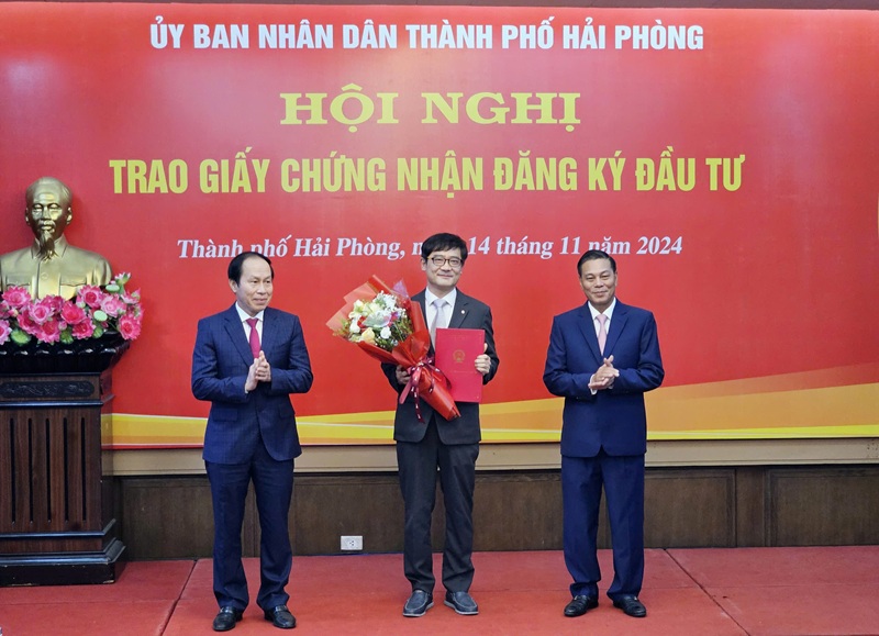 Lãnh đạo Thành phố Hải Phòng trao giấy chứng nhận đầu tư