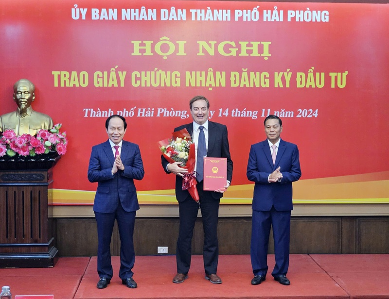 Lãnh đạo Thành phố Hải Phòng trao giấy chứng nhận đầu tư. Ảnh: Thanh Sơn