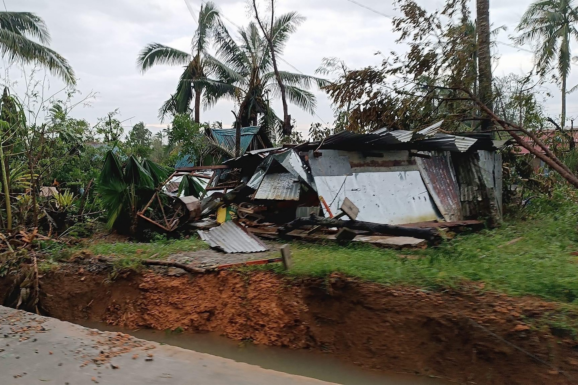 Cận cảnh hậu quả do siêu bão Man-yi gây ra ở Philippines- Ảnh 3.