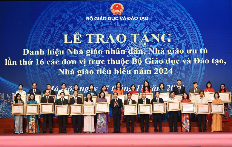 Tôn vinh các Nhà giáo Nhân dân, Nhà giáo Ưu tú và Nhà giáo tiêu biểu năm 2024- Ảnh 2.