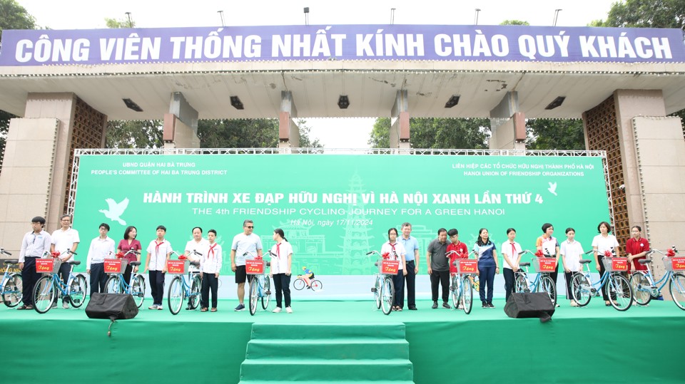 Trao 10 chiếc xe đạp cho 10 em học sinh có hoàn cảnh khó khăn vươn lên trong học tập trên địa bàn quận Hai Bà Trưng.