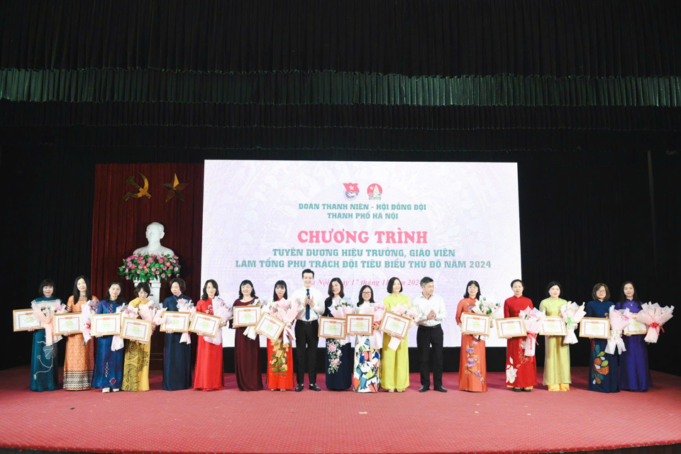 Tại chương trình, đã có 48 thầy cô hiệu trưởng và 49 giáo viên làm tổng phụ trách Đội tiêu biểu năm 2024 được tôn vinh  