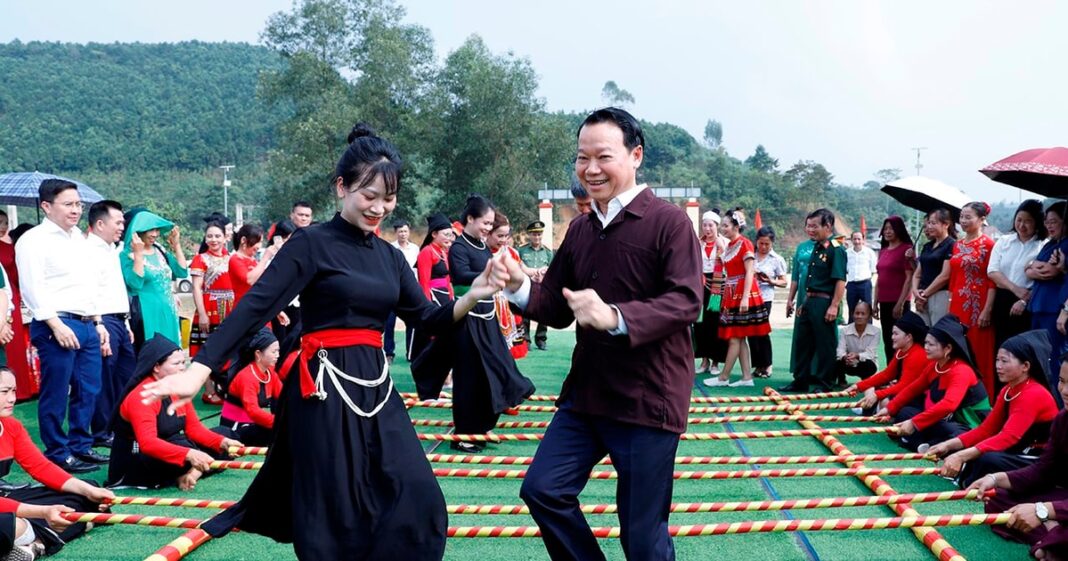 Bộ trưởng Đỗ Đức Duy dự Ngày hội Đại đoàn kết toàn dân tộc tại thôn 3, xã Minh Quán, huyện Trấn Yên, tỉnh Yên Bái
